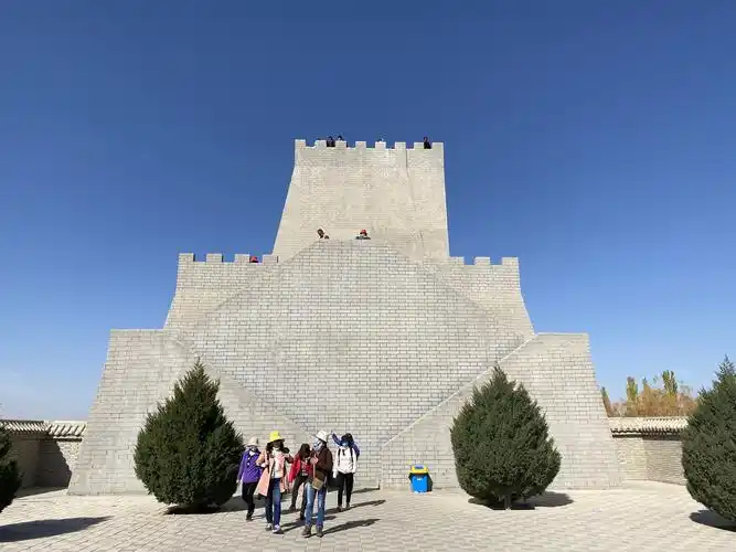 烽火台是古人当年了望军情,点火报信的地方,因此登高远眺,四周空旷