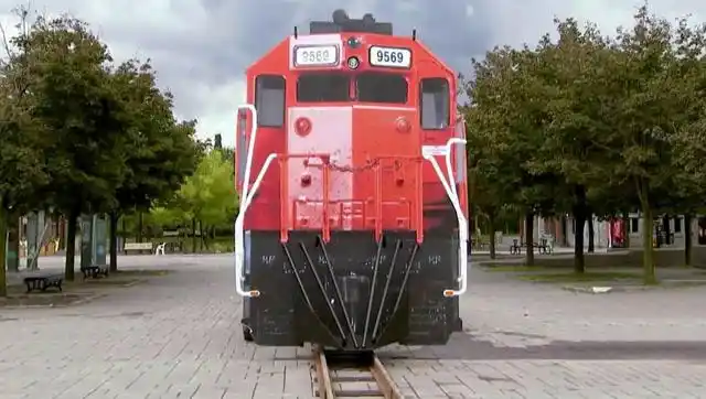 恶搞:街头现纸板火车头,正面造型太逼真吓跑路人