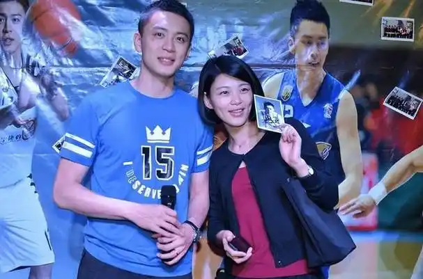 她先是删除了与杨鸣妻子的相关标签,接着发布了一条怒批杨鸣的言论:"