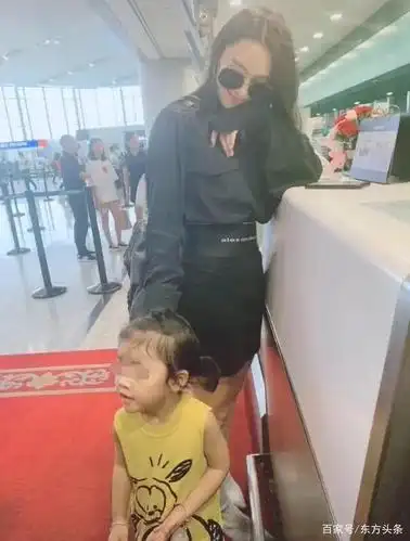 想念女儿了?张馨予当妈后母爱爆棚,机场温柔注视小女孩满眼慈爱