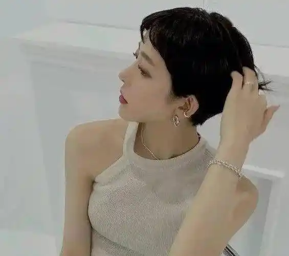 酷girl必剪的女生短发发型,这款三七分的超短发,好看洋气又减龄,赶紧