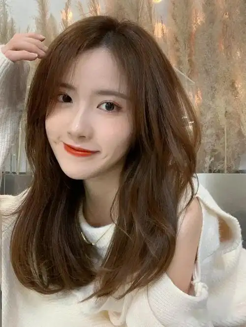 发色解析:带有奶茶色的头发,会给人带来一种温馨的感觉,这个颜色沂乔