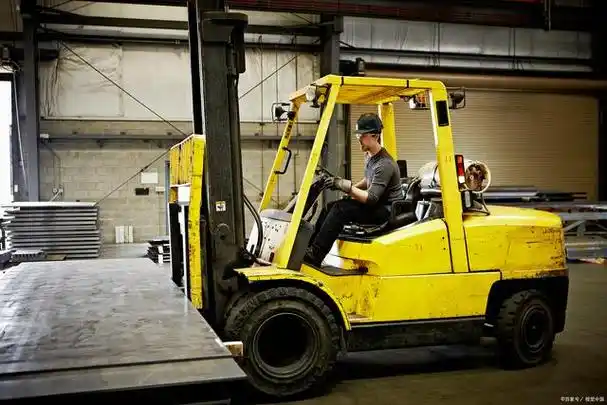 随着机械化物流行业的普及以及发展,叉车已经成为了主要的物流运输