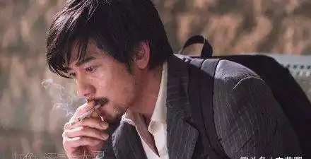 原创郭富城犀利哥造型曝光头发油腻胡子拉碴抽烟睡大街盖纸板