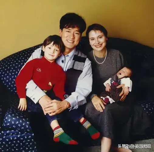 一张全家福里,周华健妻子康粹兰年轻时美貌惊人