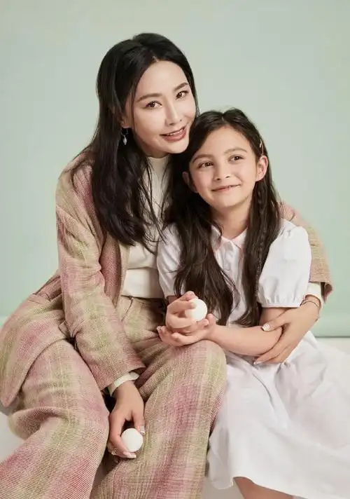 马雅舒把女儿抱在怀里十分温馨.