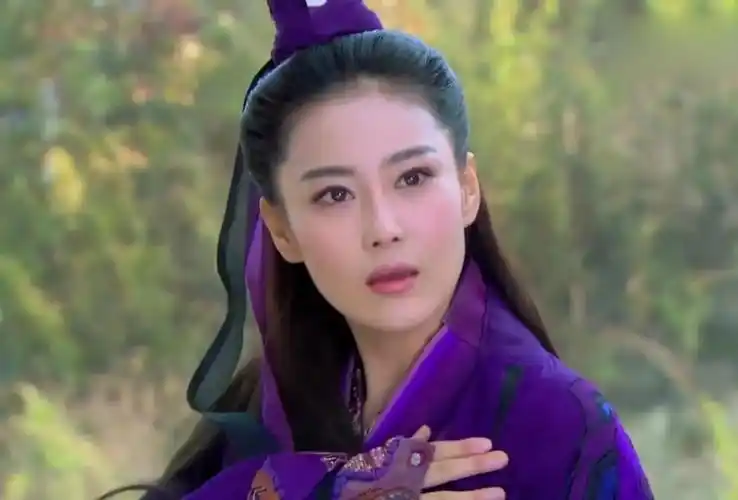 讲真,张馨予版李莫愁长相真的很赞,不过由于是于正执导,剧情自然不堪