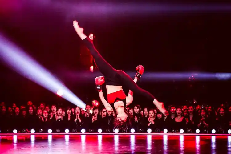 《舞蹈风暴》郝若琦化身热血拳击女孩 湿发伤痕妆上阵演绎限定主题