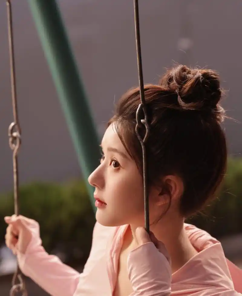 赵露思丸子头运动衣好美呀,甜美可爱让人心动不已!#春日热点挑战赛