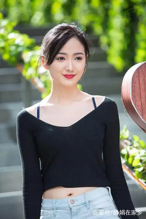 甜美水灵的漂亮小姐姐,黑色的露脐衫把肌肤衬托的白皙亮眼!