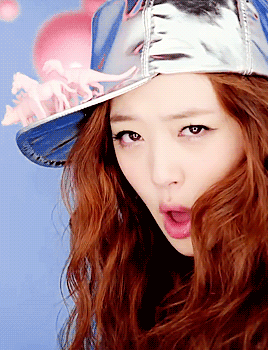 1994年3月29日出生于韩国釜山,毕业于首尔表演艺术中学,韩国女歌手