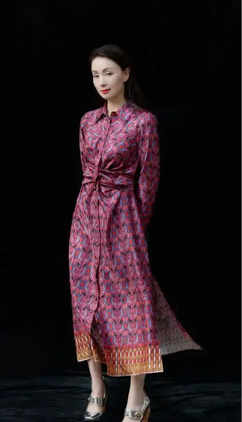 小陶虹真是人间尤物穿墨绿色西装套装配长卷发轻松美成焦点