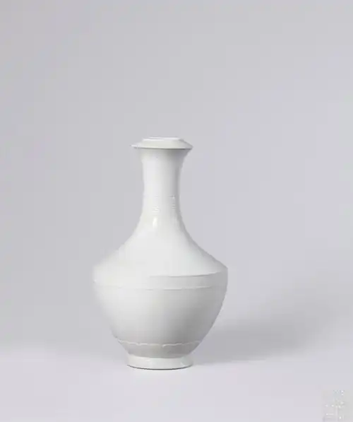 粉定白釉刻饕餮纹洗口瓶