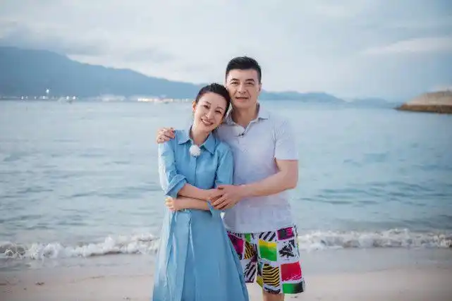 秦海璐和丈夫晒旅行照穿玫瑰红长裙气质端庄丈夫也像小年轻