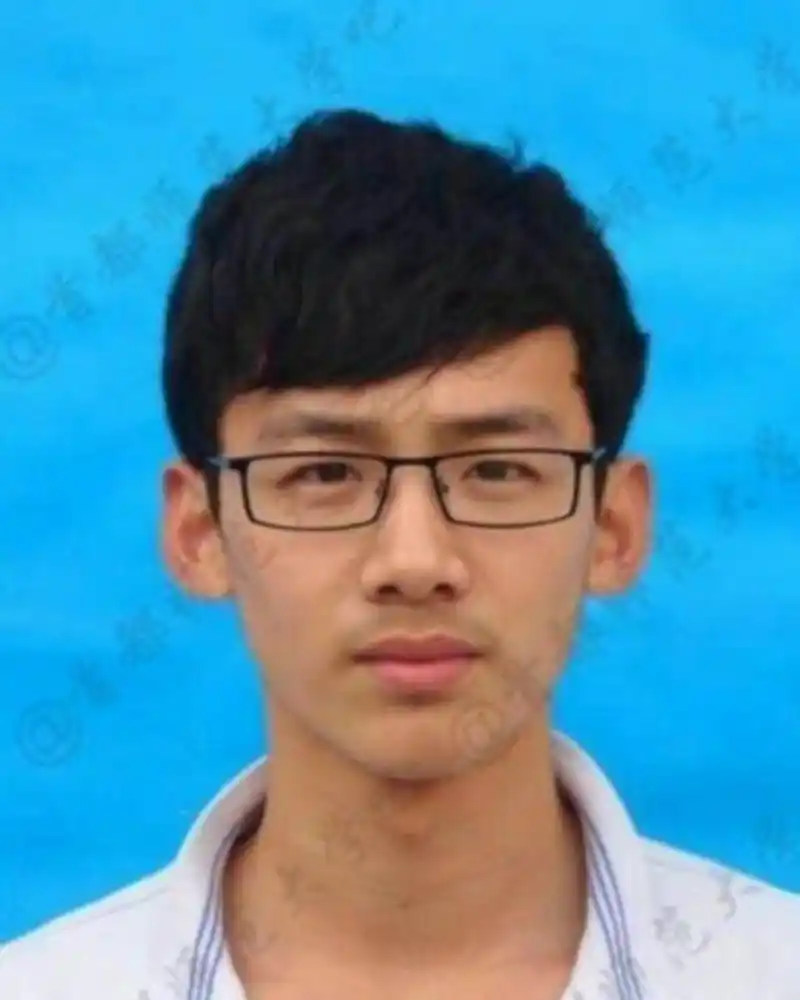 白敬亭早期旧照,又非又土但不丑[三哈]