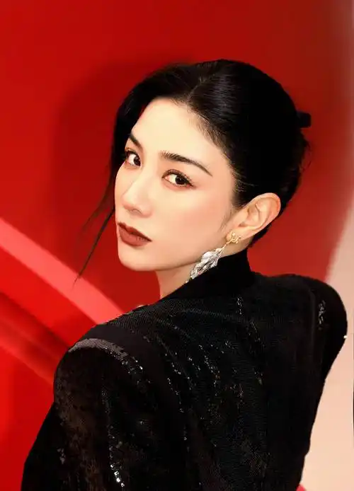 黄奕穿黑色露腰开衩裙冷艳又性感,红色楼梯大片既视感_时尚_魅力_容貌