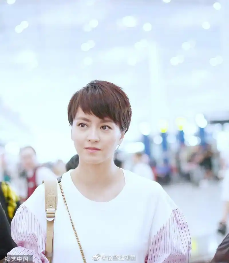 中国娱乐新闻# 【43岁梁咏琪穿白裙温婉迷人 标志短发露甜美微笑气质