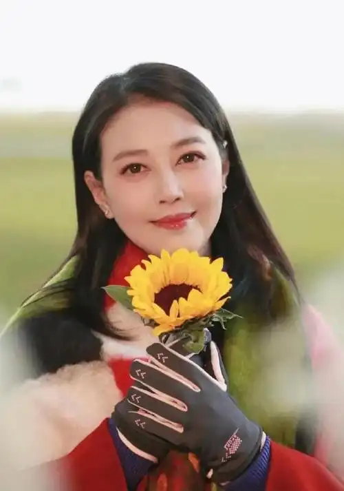 12月12日晚,周海媚工作室在微博发文,"海媚姐因病医治无效,于2023年12