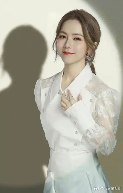 如果你是一个喜欢古风音乐的人,那么你一定不会错过邓紫棋的《桃花诺