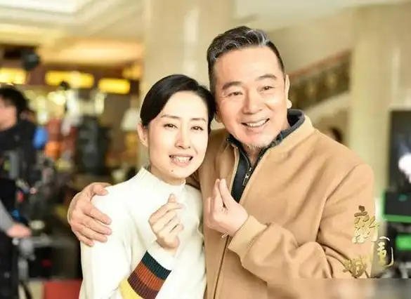 "老戏骨"张晨光,为何出道37年0绯闻?看他妻子正脸后秒懂