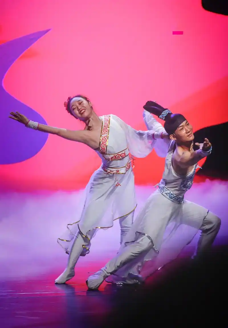 舞者风姿  卓越妖娆,舞台摄影写真供大家欣赏#舞动人生 #舞 - 抖音