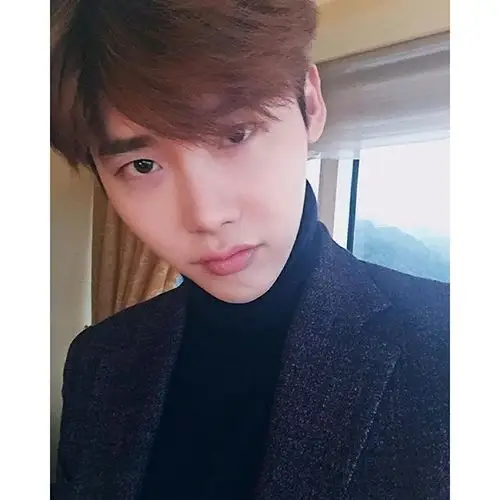 [李钟硕][新闻]160122 钟硕蜡像今日公开 ins上传帅照表达谢意