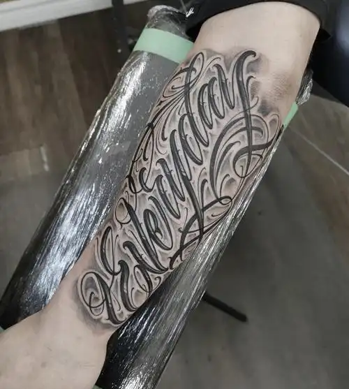 上海由龙纹身分享小手臂花体字纹身图案