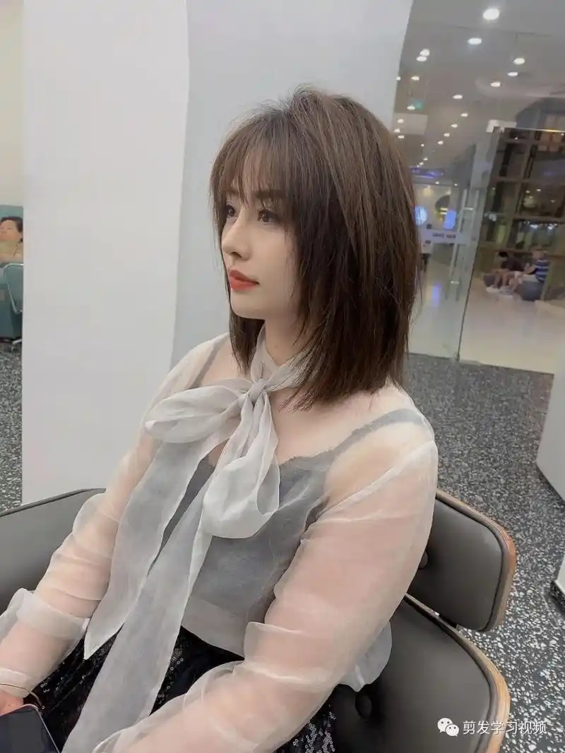 减龄,让你瞬间年轻三岁的感觉,两侧的刘海非常有层次感更修饰脸型,方