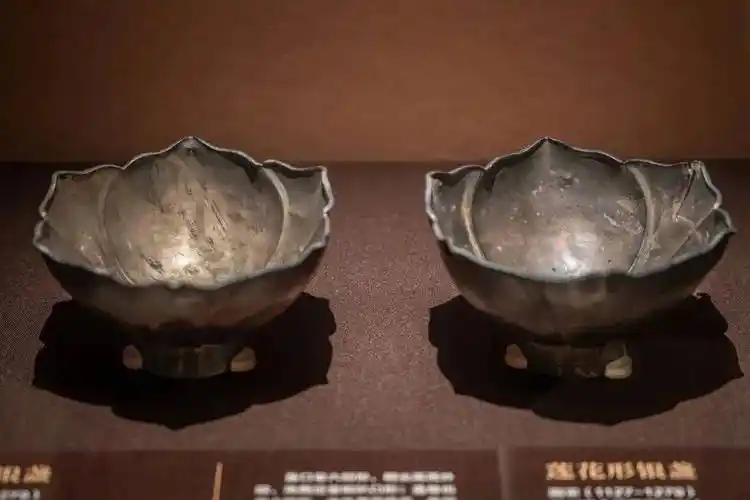 而且宋代人很喜欢菊花,所以,我们经常能见到菊花形状的碗盏.