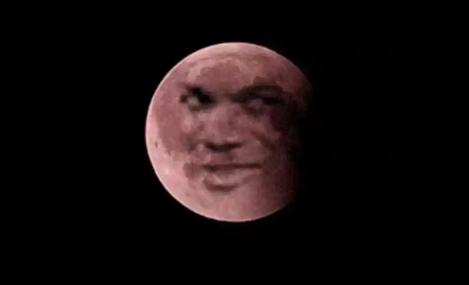 其实"蓝月亮"是指一种罕见现象即一个公历月中的第二个满月并不是真正