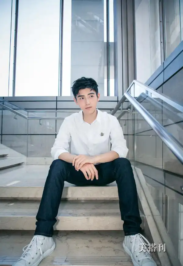 这手位置尴尬不?陈飞宇发布会上背女生,白衬衫如隔壁帅气少年郎