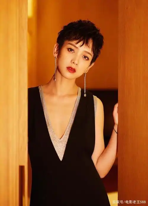 主持人李晓峰,李小芬主持人图片(李晓峰是主持人)