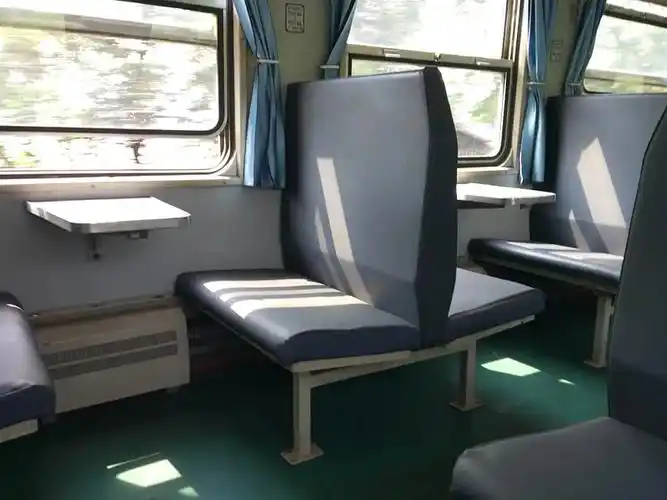 封面图为绿皮火车车厢的座椅.
