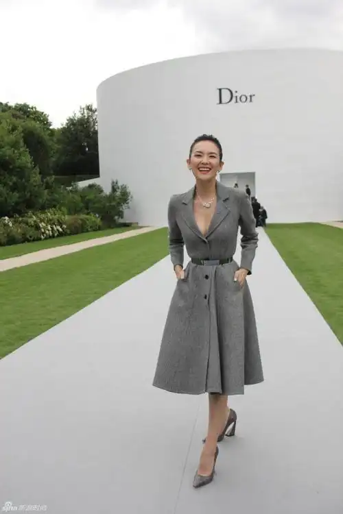 巴黎当地时间7月7日,国际影星章子怡身穿灰色大衣优雅亮相dior2014