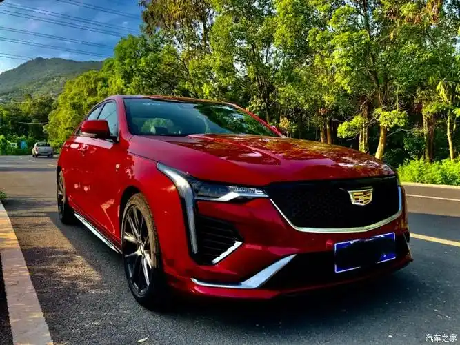 城市里的一抹红凯迪拉克炫酷ct4