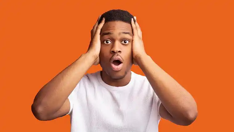 一个黑人惊讶地把脑袋抓在手里图片下载
