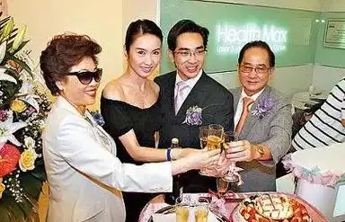 回顾赵敏黎姿37岁嫁残疾丈夫41岁生三胎如今她怎样了