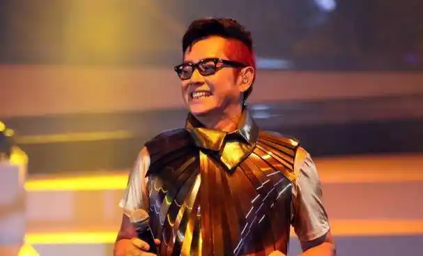 谭咏麟劝他不要唱歌,黄家驹也不看好他,后来却在歌坛光芒万丈