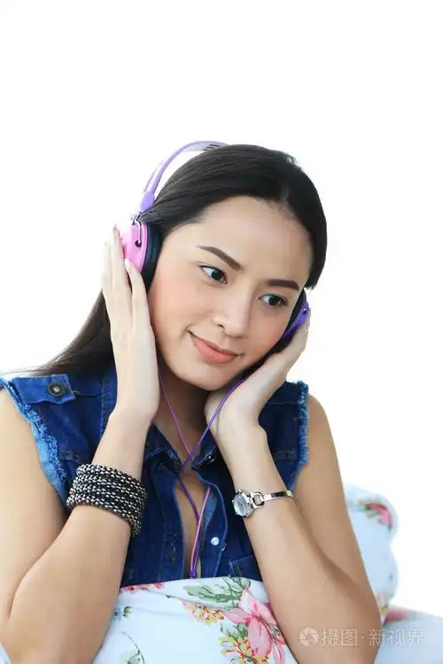 听音乐的耳机白色衬底上的可爱的小女孩