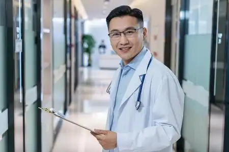 年轻男医生在诊所照片