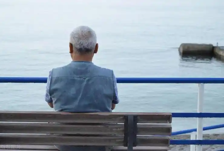 不再婚不搭伙,两个空巢老人的养老方式,让人羡慕