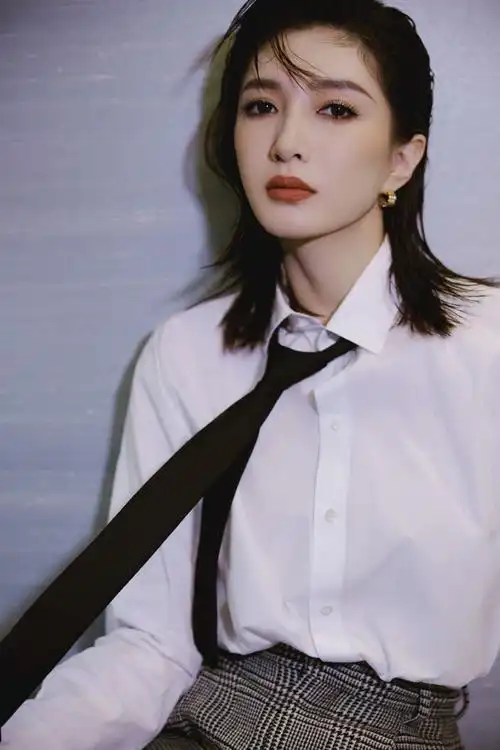 江疏影甜妹爆改老公##江疏影湿发西装造型