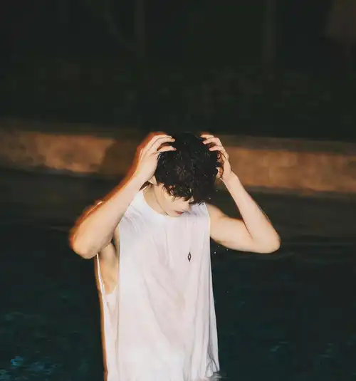 白敬亭真敢秀,湿身造型展现强壮肌肉,完美打造独特型男魅力_身体_锻炼