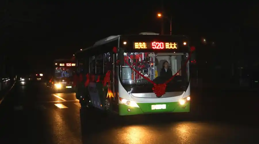 公交变婚车浪漫又低碳衡水市区一对95后新人乘坐520专线向着幸福出发