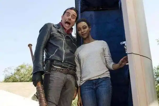 《行尸走肉》十个有趣的幕后剧照,哪一张让你最暖心?