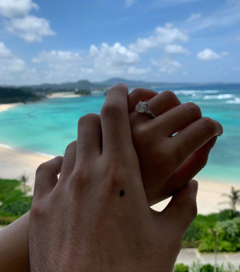 杨丞琳李荣浩官宣领证,网友祝福方式太搞笑,孩子长得别像男方?