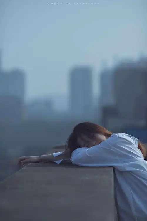 个人 将情感的底线一降再降 你早已丢失了自我 更丢掉了内心真正的