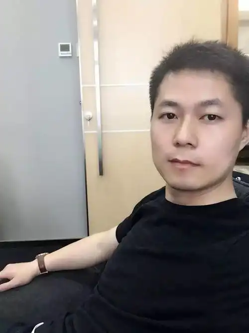 发送三张生活照(半身照2张,全身照1张),照片清晰,自然