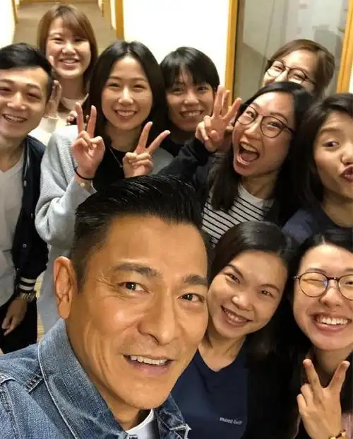 歌迷们终于实现与男神刘德华合影的心愿,网友表示实名制的羡慕