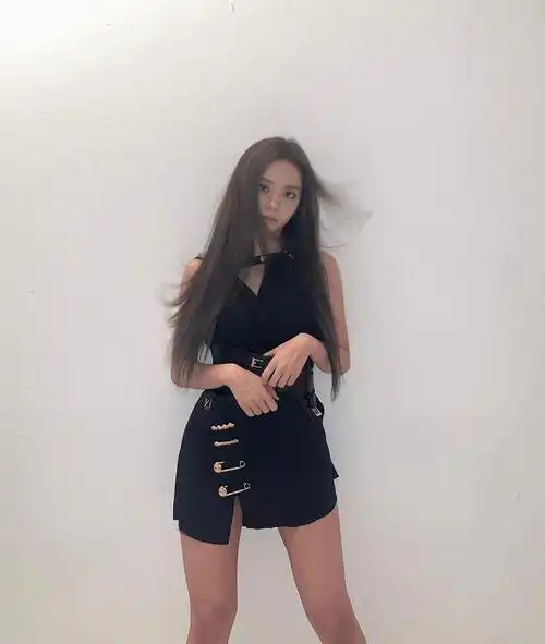原创jisoo金智秀更新美照穿别针装饰迷你裙不愧是颜值身材担当